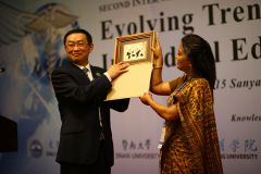 Prof. He Yanzheng presenting a memento to Saraswati Online. Com .JPG